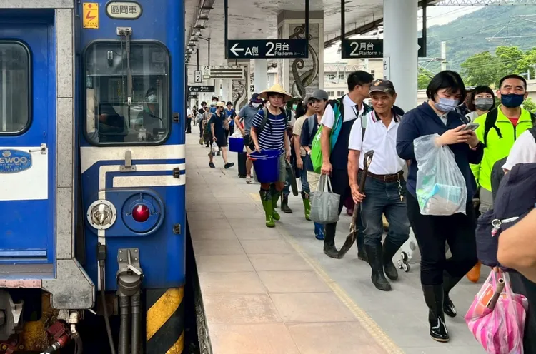 全台志工湧進光復鄉，甚至出現「進不去」的情況。台鐵提供
