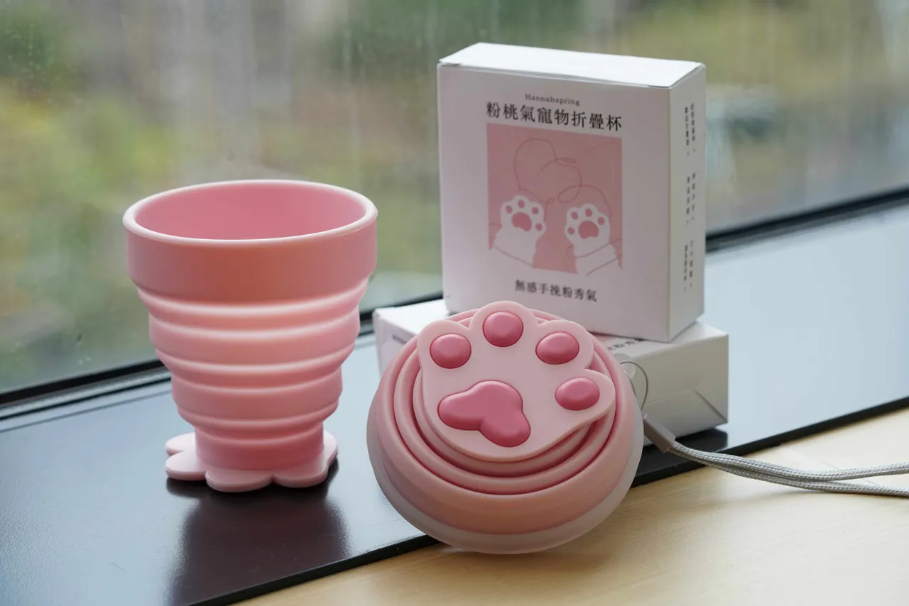 「粉淘气宠物折叠杯」材质选用食品级矽胶,不添加塑化剂,让狗狗喝水啃咬都安心,搭配折叠收纳设计,外出携带轻巧便利。瀚寓夏天提供