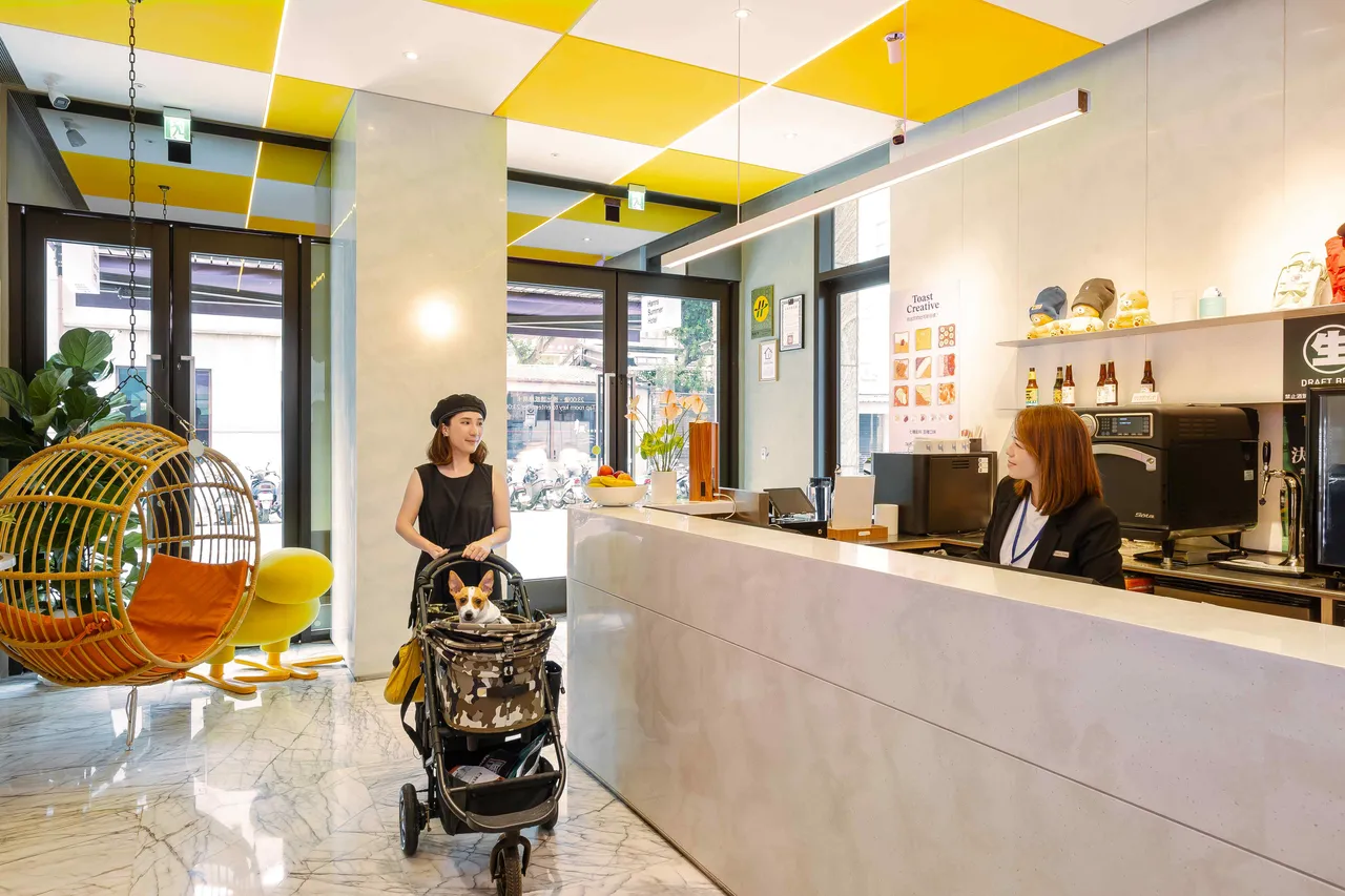 若想出门走走,可提前跟1楼柜台租借宠物推车,方便饲主带毛孩探索周边文化风景与宠物游憩场所。瀚寓夏天提供