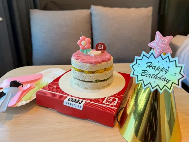 「甜蜜小乖乖-黃金雞」生日蛋糕，疊加三層新鮮雞胸肉，以馬鈴薯搭配甜菜根、南瓜、花椰菜，每一口都充滿營養與美味。汪事如意提供