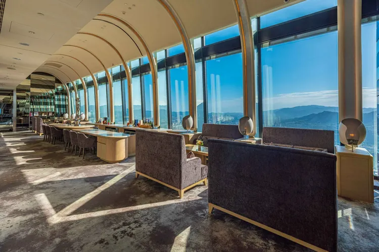 三樓寵物洗沐區，配備自助洗沐台、寵物專用沐浴乳、吹水機之外，還有冷氣、寵物專用的洗衣機，讓飼主與毛孩一起度過自在的洗沐時光。瀚寓夏天提供