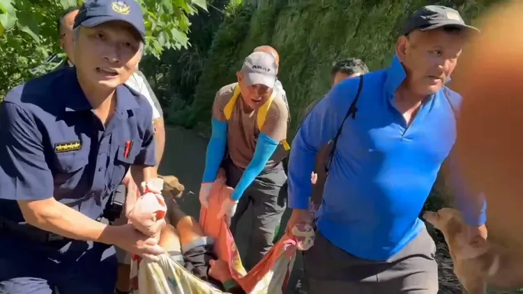 警方及家屬合力將松男抬出山溝。民眾提供