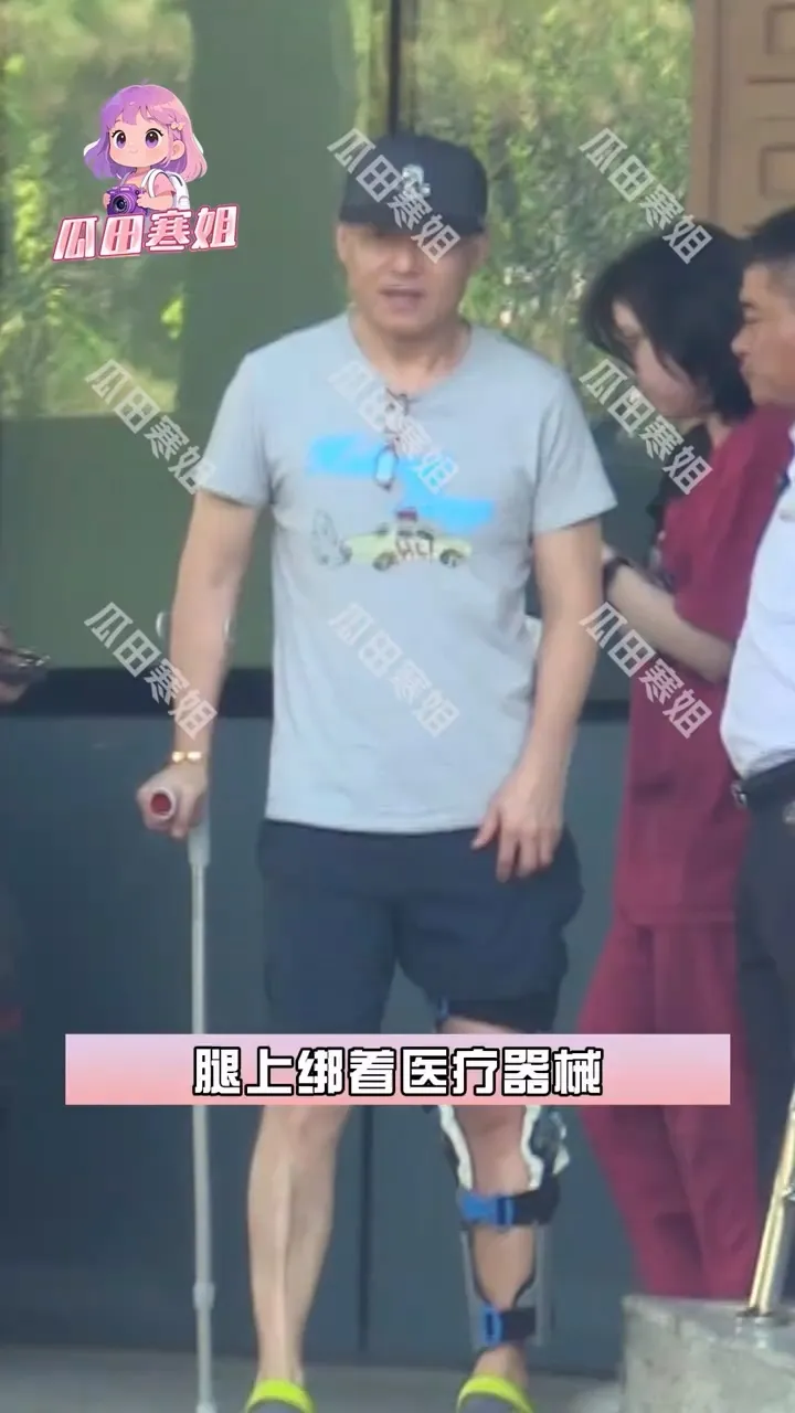 孟桐日前拄拐杖現身醫院。翻攝瓜田寒姐百度