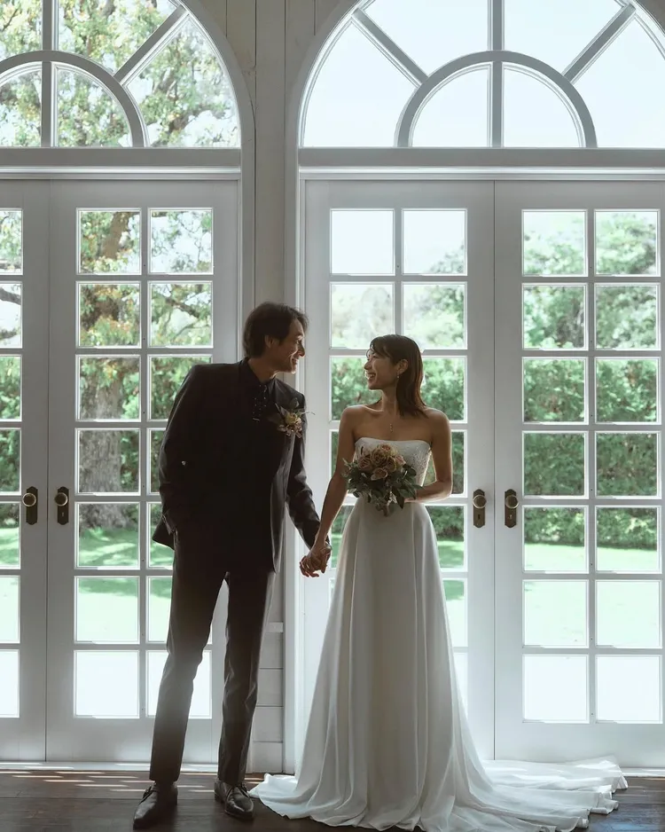 吉田榮作（左）第二春情歸小13歲的內山理名。翻攝內山理名IG