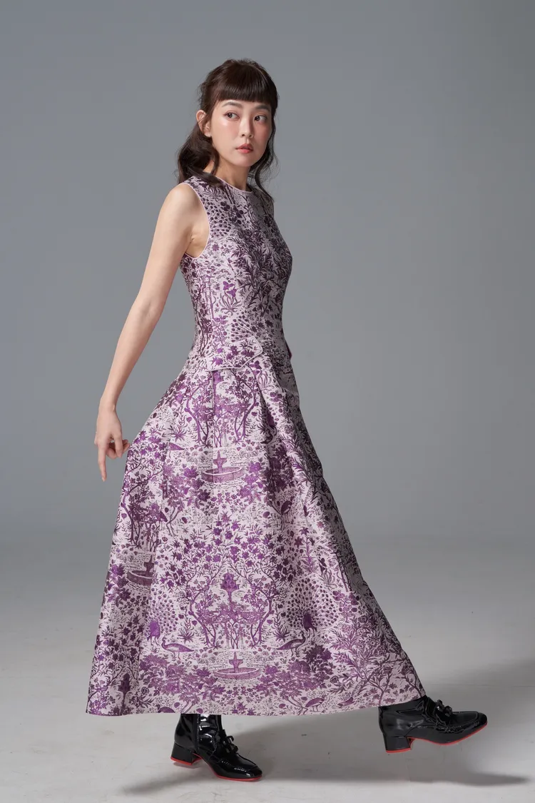 張瑋瑋穿上夏姿曲境系列絲棉混紡絲光紫色提花連衣裙，優雅又俏皮。彭欣偉攝