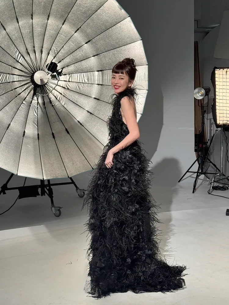 這套夏姿黑色亮片露背禮服，來自墨沫系列。彭欣偉攝