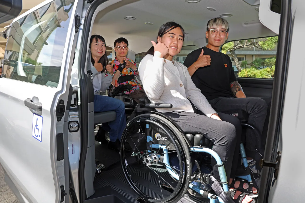 以Ford Tourneo Custom福特旅行家为原型合法改造「全台第一辆」三轮椅区九人座福祉车,创新配置三个轮椅乘坐空间,有效提升车队服务量能和运输弹性化。业者提供