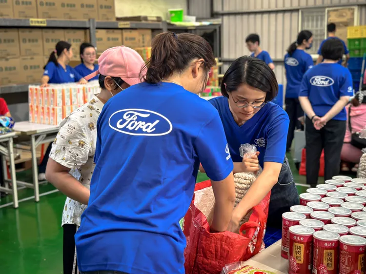 福特六和志工再度和桃園家扶中心齊心協力，為生活困難的兒童和家庭提供物資發放、搬運、整理等協助，並提供友善服務，協助行動不便者引導動線。業者提供
