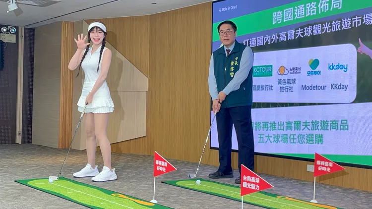 李多慧一身性感高球裝，記者會上賣力揮桿、小試身手。莊曜聰攝