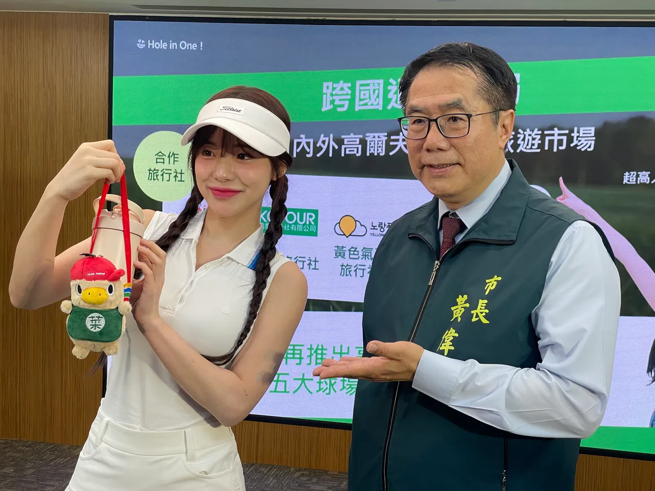 台南市长黄伟哲赠送「菜奇鸭」吉祥物给李多慧。庄曜聪摄