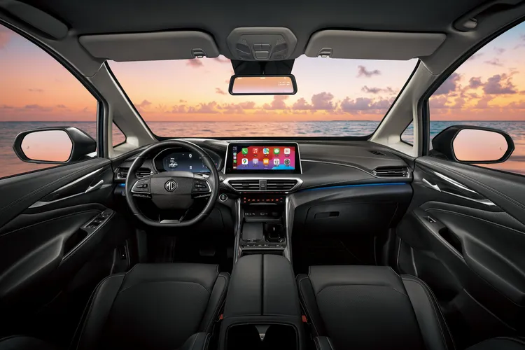 車艙搭配同級唯一12.3吋全數位儀表與12.3吋懸浮式觸控影音主機的雙大螢幕組合，整合影音與車輛設定，簡化傳統實體按鍵，打造更直覺的使用介面。業者提供