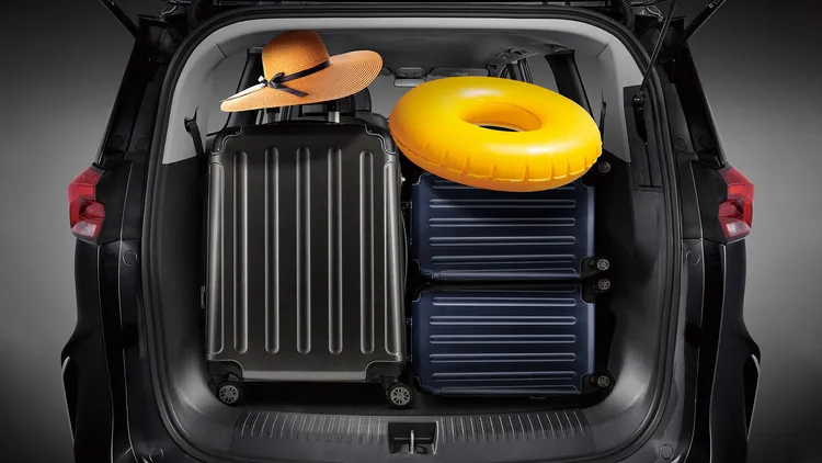 行李廂標準模式下即具備 406 公升行李容積，第三排傾倒後可擴充至 1,044 公升。業者提供