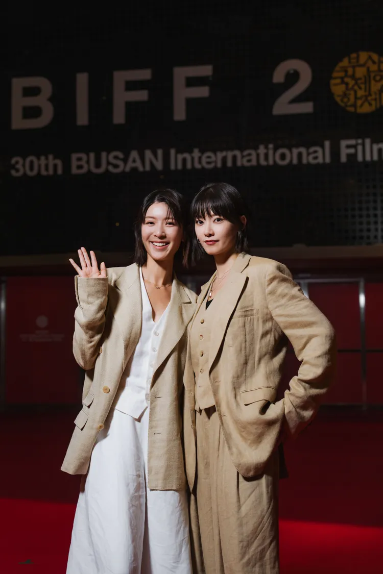 《女孩不平凡》主演余香凝（左）、廖子妤（右）相隔多年再演CP。綺影發行提供