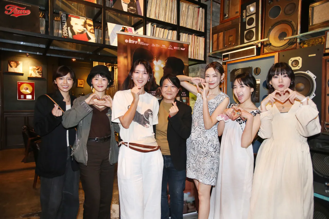 《女孩不平凡》釜山映后派对,陈孟琪(左起)、邓涛、余香凝、导演徐欣羡、刘漪琳、许恩怡、廖子妤开心相聚。绮影发行提供