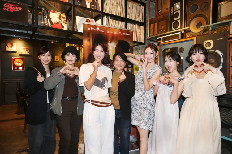 《女孩不平凡》釜山映後派對，陳孟琪（左起）、鄧濤、余香凝、導演徐欣羨、劉漪琳、許恩怡、廖子妤開心相聚。綺影發行提供