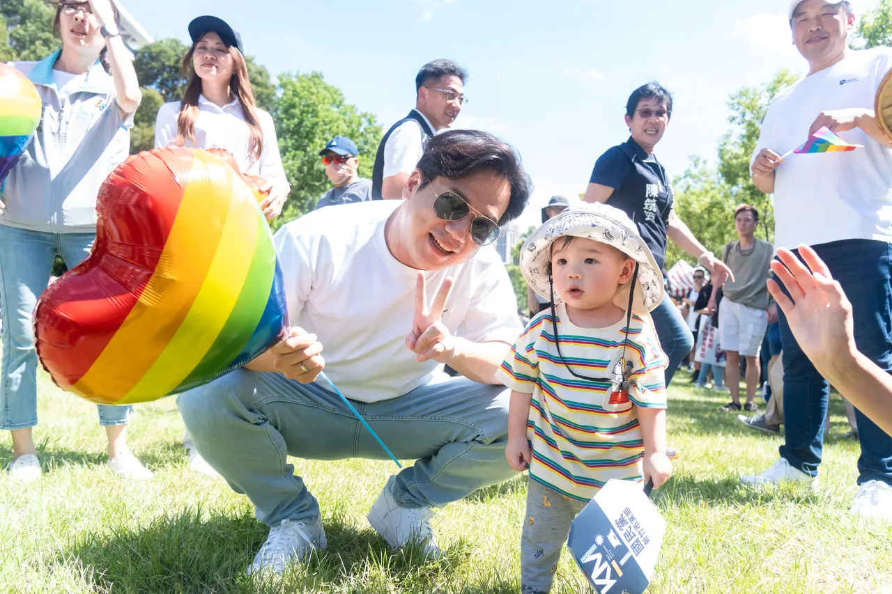 邱臣远与现场参与活动儿童。新竹市府提供
