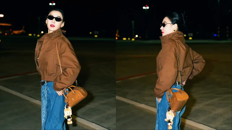 張柏芝以短版駝色夾克搭配SANDRO拼色廓形牛仔褲，舉手投資間充滿鬆弛感。翻攝SANDRO微博