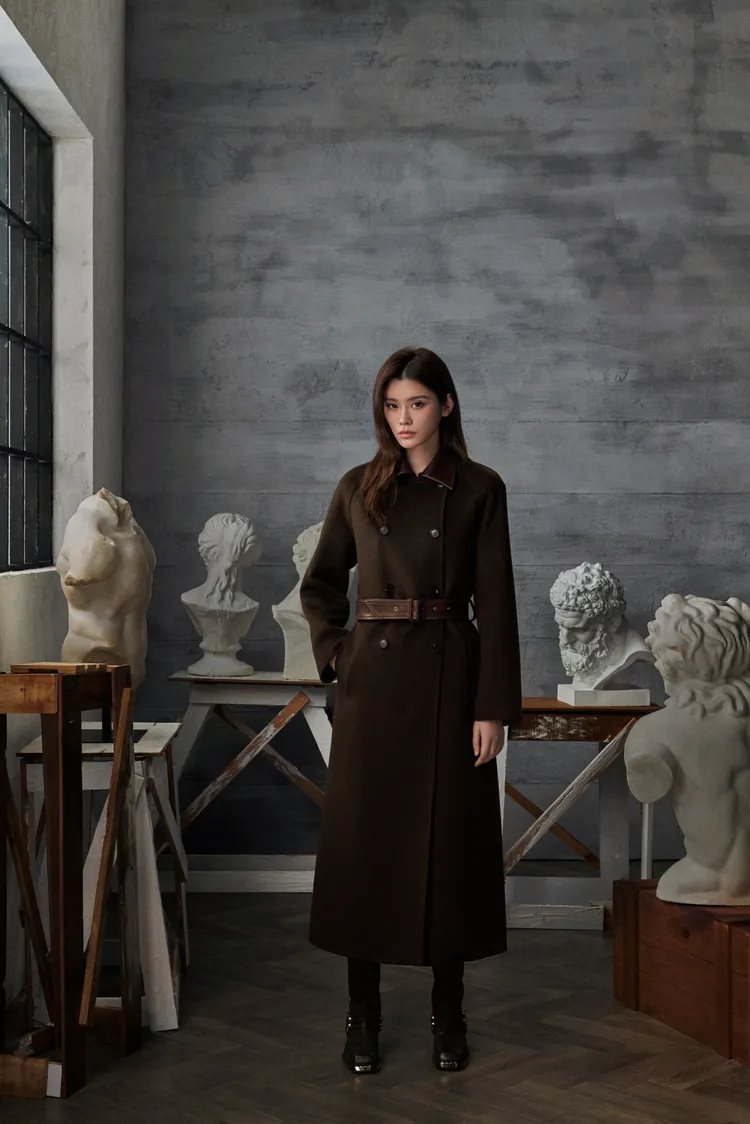 奚夢瑤以皮革拼接毛料大衣搭配方頭機車靴，將品牌的法式美學融入通勤風格。品牌提供