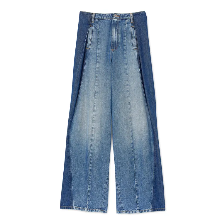 SANDRO藍色拼接牛仔褲，8590元。品牌提供