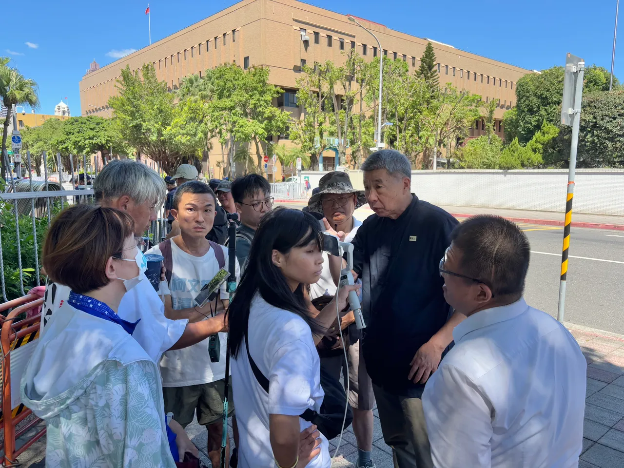 孙文学校总校长张亚中现身北院外声援民众党前主席柯文哲。邱筠媜摄