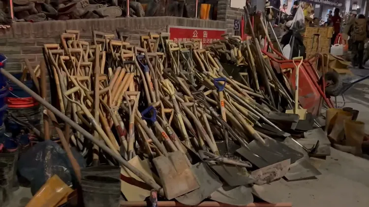 現場鏟子已擺放好讓大家交接使用。導演柯金源授權提供