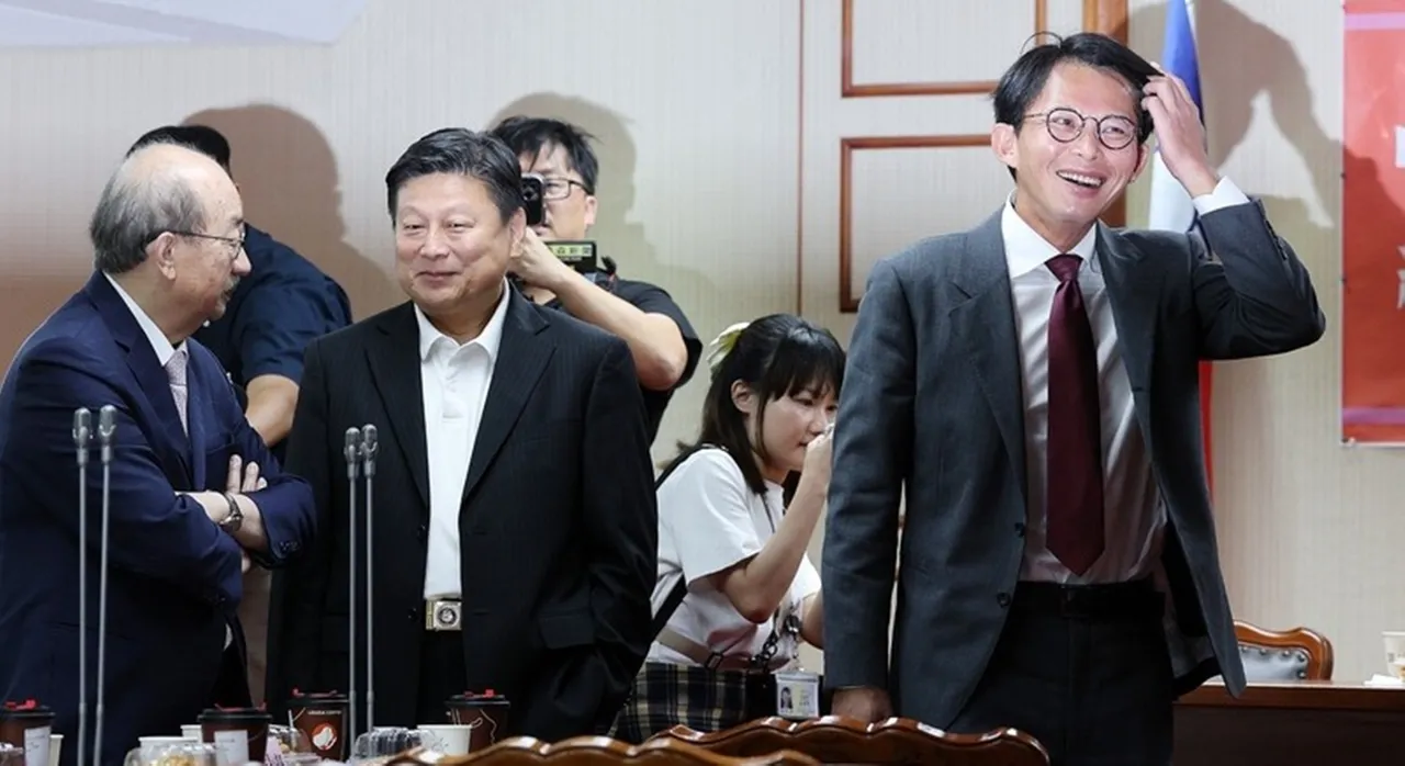 柯建铭参与国民党立院党团干部交接典礼,媒体人罗旺哲认为他在展示火力。中央社