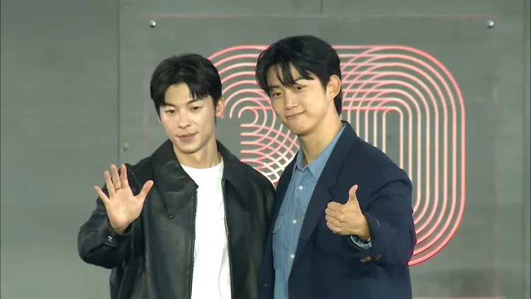 許光漢（左）、玉澤演一登場，引起台下粉絲陣陣尖叫。翻攝BIFF YouTube