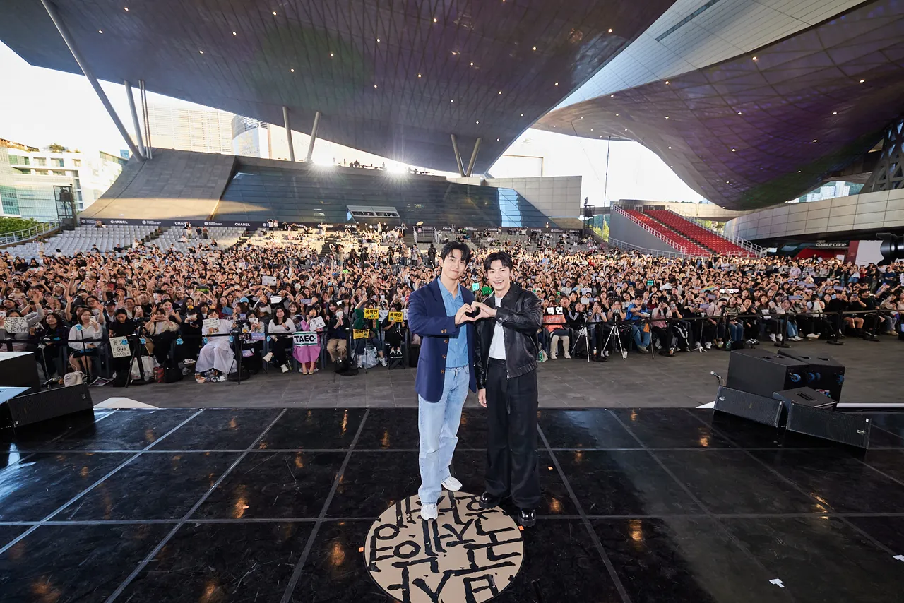 玉泽演(左)、许光汉两大男神合体,吸引4000名粉丝挤爆电影殿堂。BIFF提供