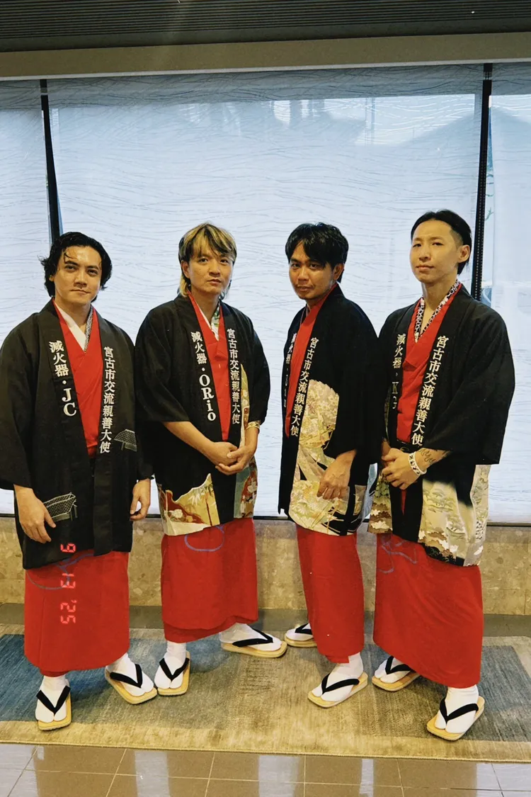 滅火器穿上東北宮古市贈送的特別和服與外套。火氣音樂提供