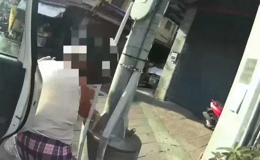老婦電動輪椅故障卡路中 萬華警及時救援!再用警車送返家
