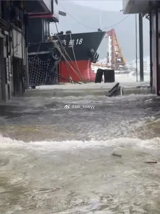 澳門低窪地區今晨出現海水倒灌。翻攝微博