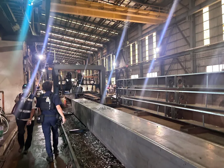 女員工從鋼筋上墜落，遭掉落的鋼筋壓傷，送醫仍不治。翻攝畫面