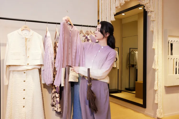 張榕容演繹ba&sh亞太限定臻奢系列「紫色絮語」。品牌提供