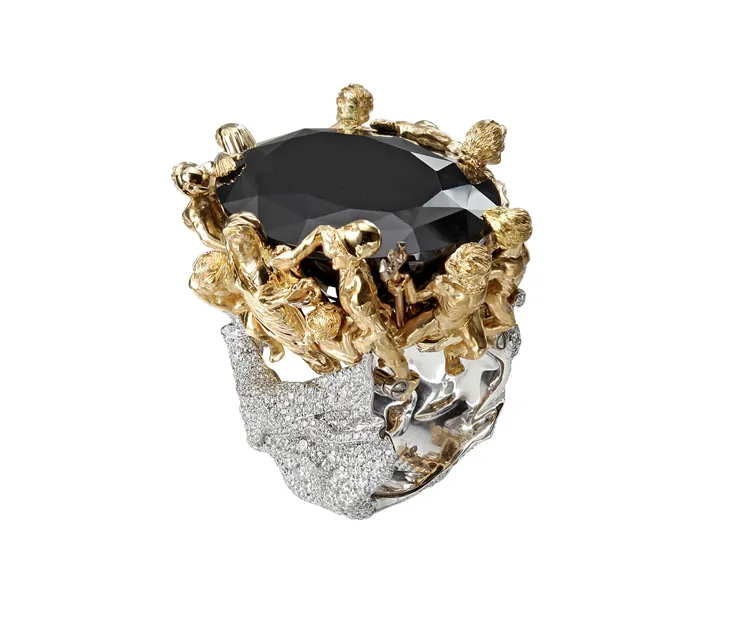 Red Carpet系列戒指鑲嵌1顆總重83.35克拉橢圓形縞瑪瑙，並鑲嵌707顆總重5.09克拉圓形明亮式切割鑽石。圖/蕭邦提供