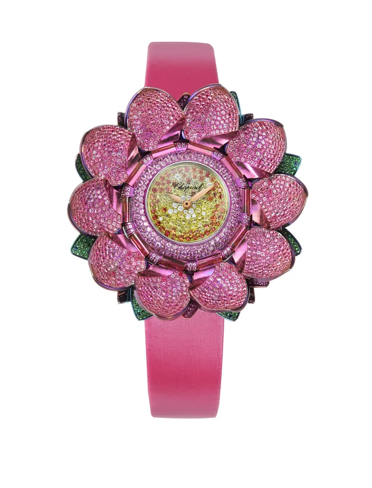 Red Carpet Lotus Blanc系列腕錶以18K白金與鈦金屬材質，結合各式各樣的寶石所打造而成。圖/蕭邦提供