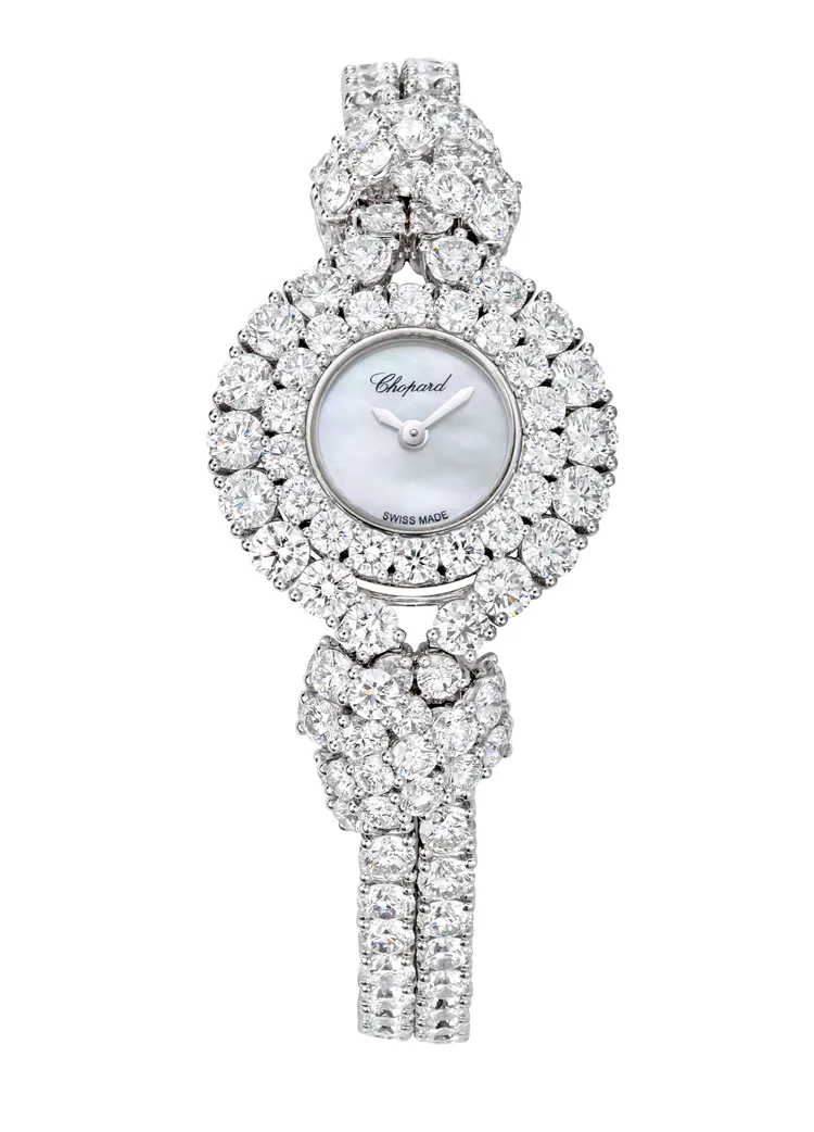 L´HEURE DU DIAMANT系列腕錶的白色珍珠母貝錶盤，共鑲嵌206顆鑽石。圖/蕭邦提供