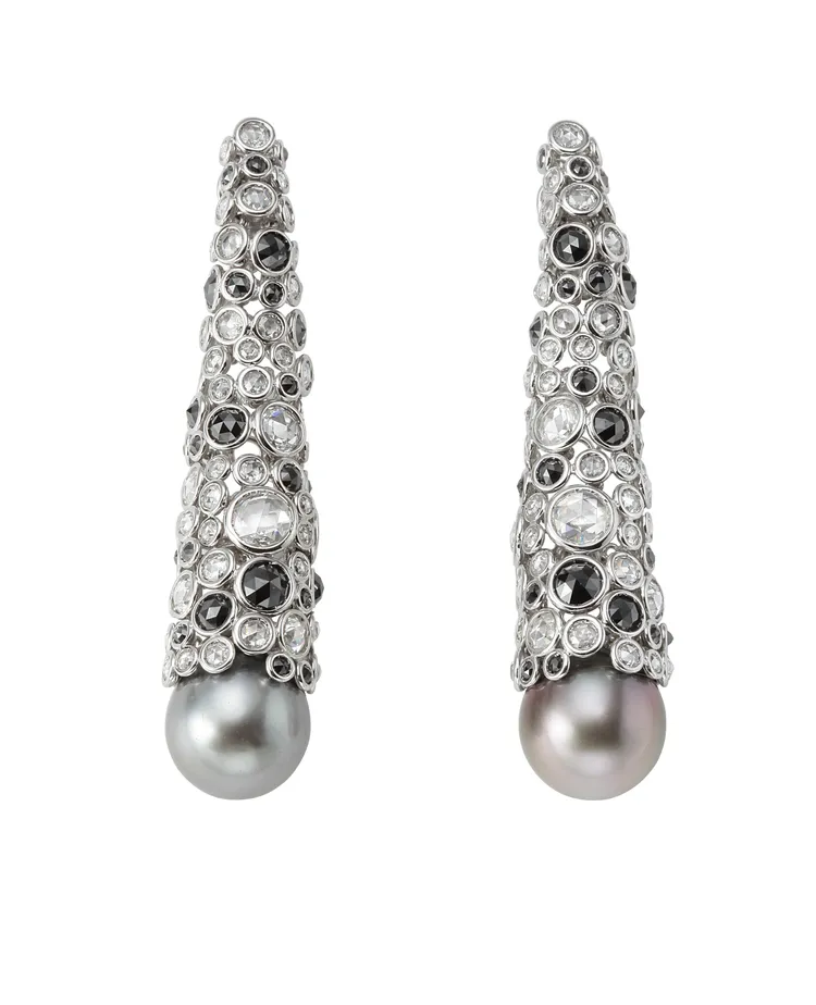 Red Carpet系列耳環則以57.30克拉珍珠為主角，襯以黑鑽點綴，輕盈卻不失氣勢。圖/蕭邦提供