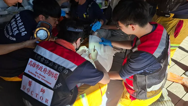 高雄特搜隊醫療組當場為災民進行清創手術。翻攝畫面