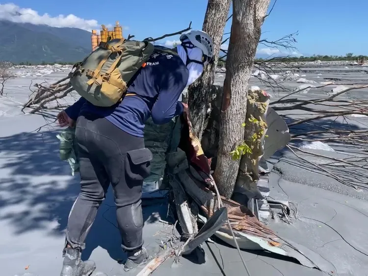 高雄特搜隊在周邊地區進行徒步搜索。翻攝畫面
