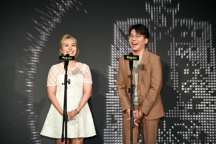 葳葳（左）與雅柏為廣播金鐘入圍揭獎。三立提供