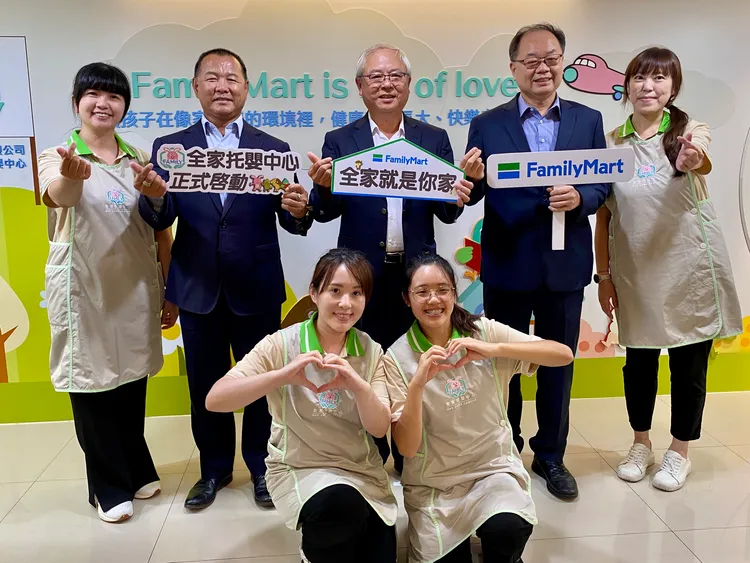  全家斥資1500萬自辦「全家托嬰中心」，董事長葉榮廷（後排中）、總經理薛東都（後排左2）與執行副總吳勝福（後排右2）等人出席。莊偉祺攝