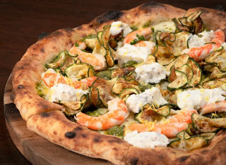 Salvia義大利餐廳熱賣經典「鮮蝦櫛瓜比薩」每份580元。台北君悅酒店提供