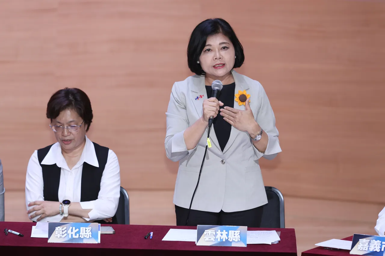 「十五县市站出来!捍卫地方补助」记者会 彰化县长王惠美(左)、云林县长张丽善。彭欣伟摄