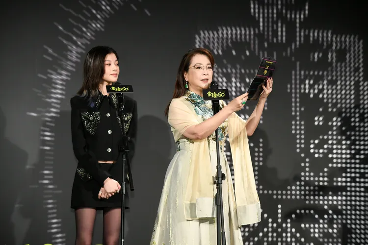 趙永馨（右）和詹子萱一起揭獎。三立提供