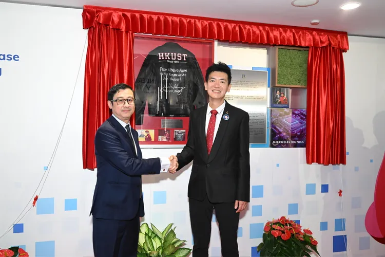 曾建中（右）慷慨將皮衣捐給科大。業者提供