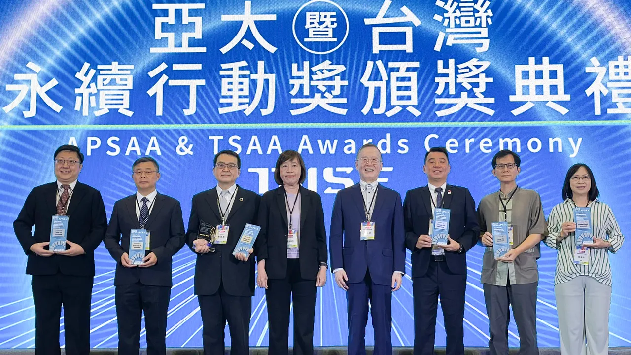 「2025亚太暨台湾永续行动奖」昨天举行颁奖典礼,台中市秘书长黄崇典也到场领奖。市府提供