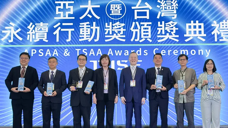 「2025亞太暨台灣永續行動獎」昨天舉行頒獎典禮，台中市秘書長黃崇典也到場領獎。市府提供