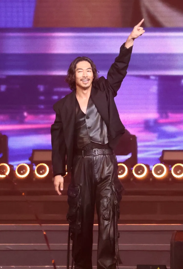 AKIRA高舉左手炒熱氣氛。莊宗達攝