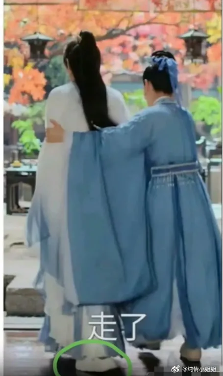 成毅疑似穿著厚底洞洞鞋。翻攝純情小姐姐_微博