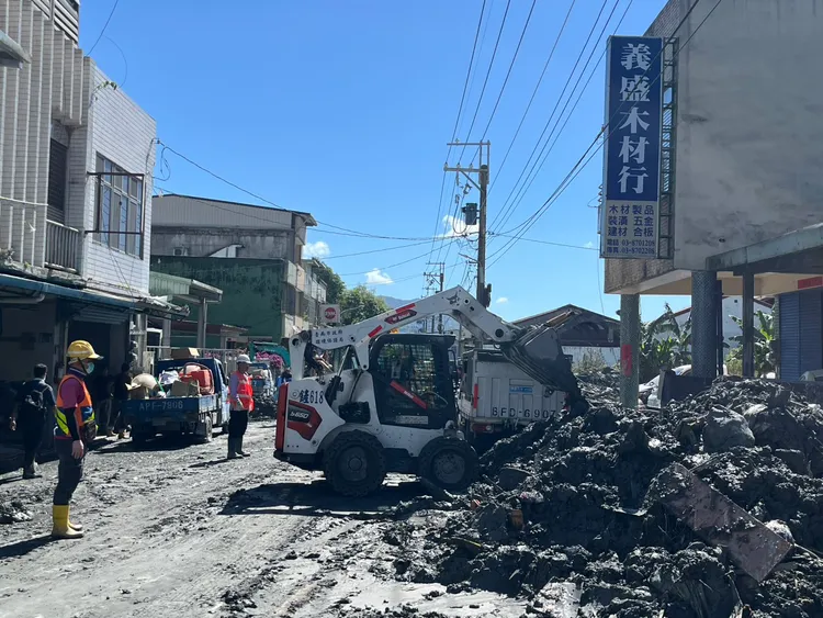 南市環保局支援卡車、山貓車，今天再派遣清溝車、水車前往災後復原。南市府提供